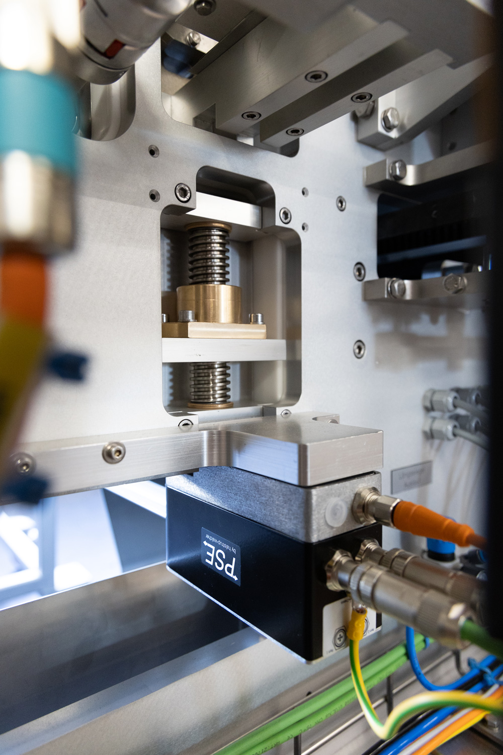Automatic format adjustment of the transverse sealing station with the PSE positioning system from halstrup-walcher